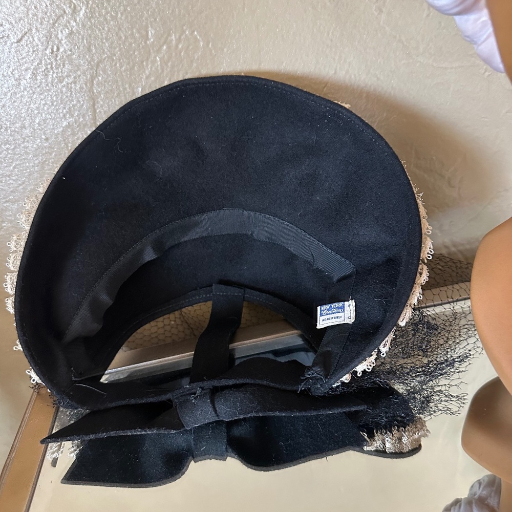 CLASSY 1940s' BLACK FELT HAT + OPEN CROWN AT BACK, LARGE BOW, WHITE TRIM & VEIL - Picture 12 of 13